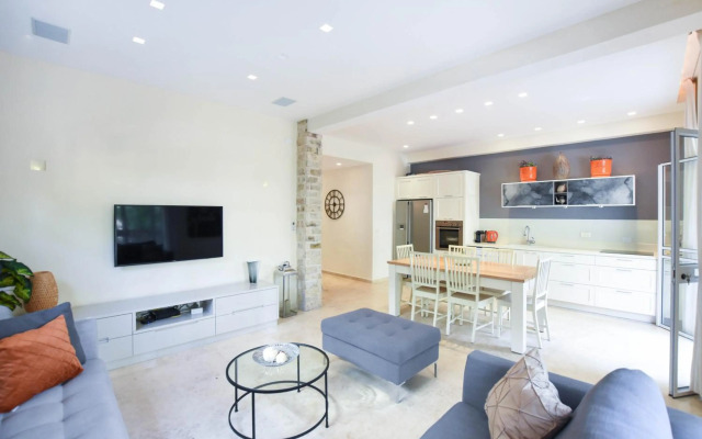 Blue Quartz by HolyGuest