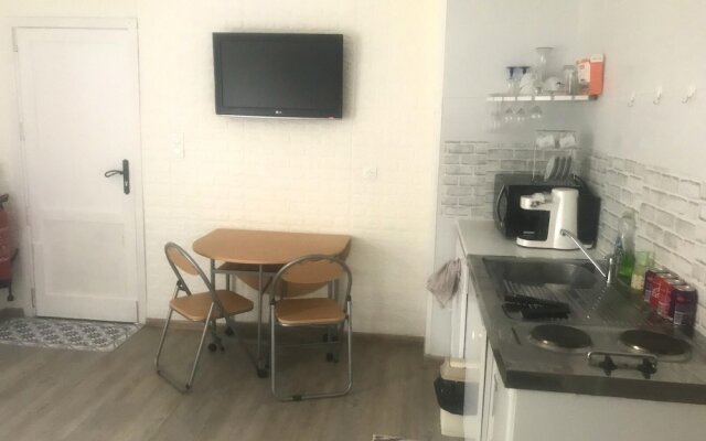 Studio in Beaune, With Enclosed Garden and Wifi