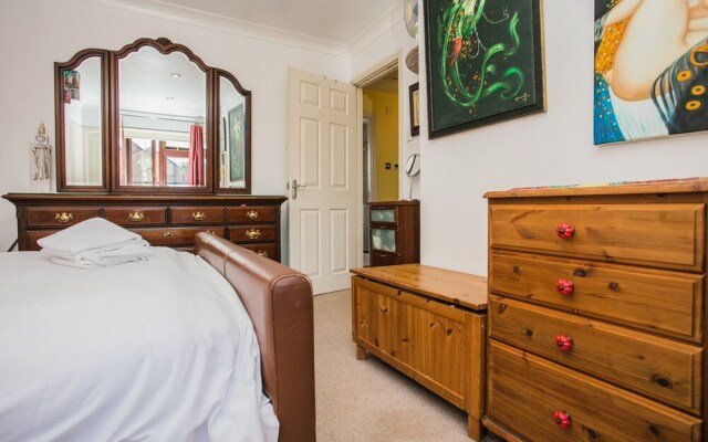 Spacious 3 Bedroom in South East London With Garden