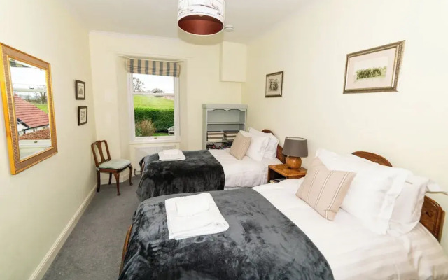 Whinstones at 4 The Villas