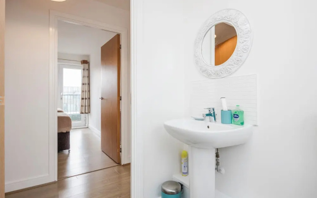 Impeccable 2-bed Apartment in Romford
