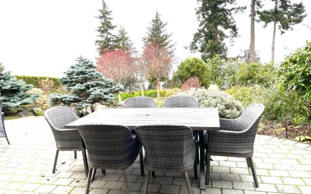 Ocean side & garden view Nanaimo house