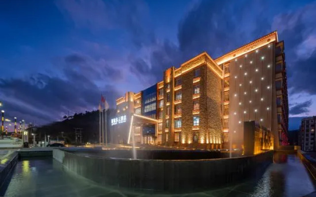 Yijin Muyun Hotel  Shangri-La Diqing Prefecture Ethnic Middle School