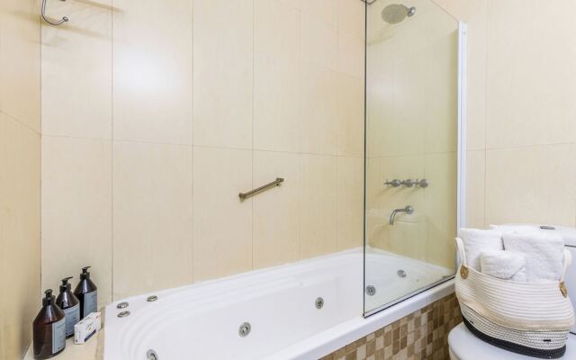 2BR Family Apt Puente de la Mujer View