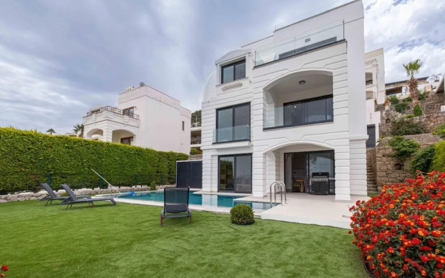 Stunning Villa With Private Pool and Luxuriest Views