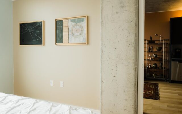 Modern & Uniquely Designed Suite in Old City