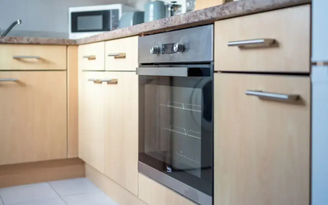 Spacious 1 Bedroom Apartment w/ Parking in Crawley