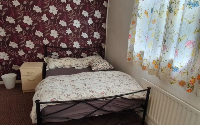 17 Spring Close Service Apartment