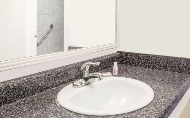 Travelodge by Wyndham Shreveport LA