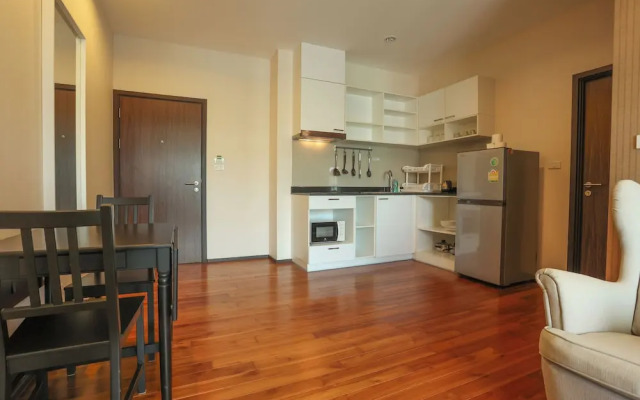 Chic Condo Just 100m from the Shore c130