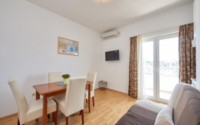 Apartment Mare - 30 m from pebble beach: A3 Seget Vranjica, Riviera Trogir