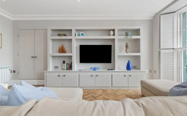 3 Croft House - Beach Front Sea Views Parking