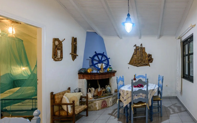 The Blue House Seaside Retreat - Fully Equipped