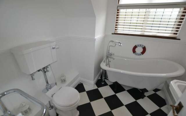 Cherry Blossom / 2-bed Home on Osea Island, Essex