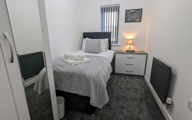 Burnley-4-bedroom House-sleeps 6-parking-clariturf