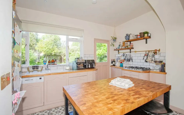Charming 3BD Oasis 3 Min Walk From Beach Front!