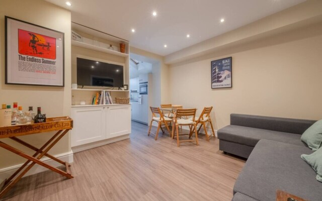 Stylish 2 Bedroom Apartment in Chelsea With Garden