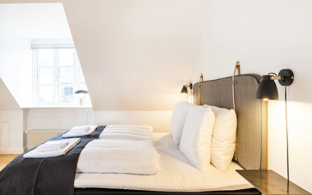 Town Hall Penthouse by Daniel&Jacob’s