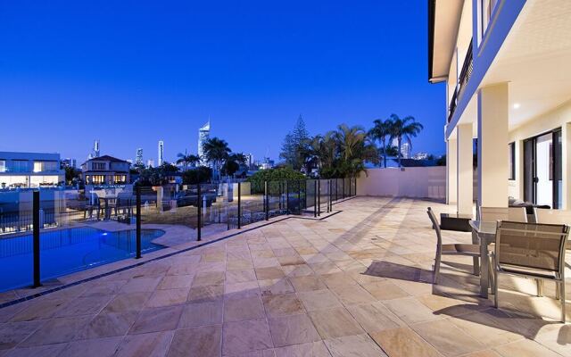 Stunning Lake Front House Amalfi Drive