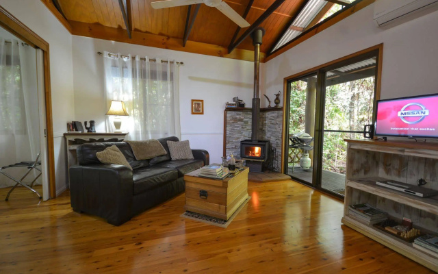 Crater Lakes Rainforest Cottages – Guest Rooms – Lake Eacham