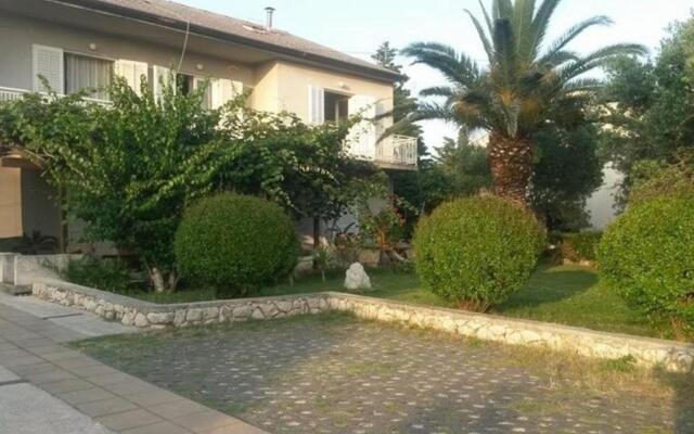 Centrally located apartment for 16