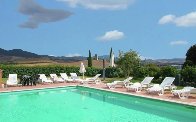 Modern Farmhouse in Pienza With Pool