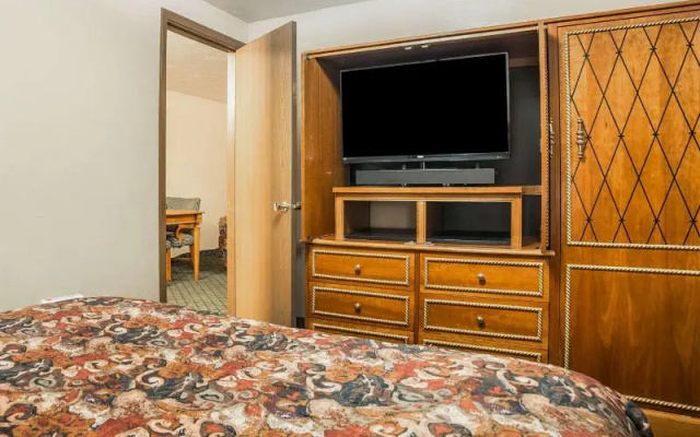 Rodeway Inn & Suites