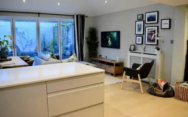 Modern 3 Bedroom Garden Flat in Tooting