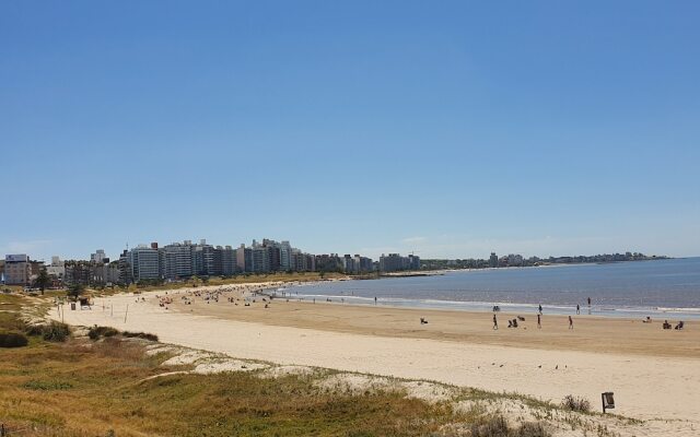 Modern Apartment First Line Beach, Montevideo UY