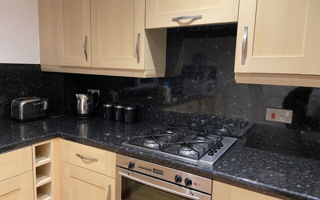 Royal Oak Apartment in Manchester Central Location