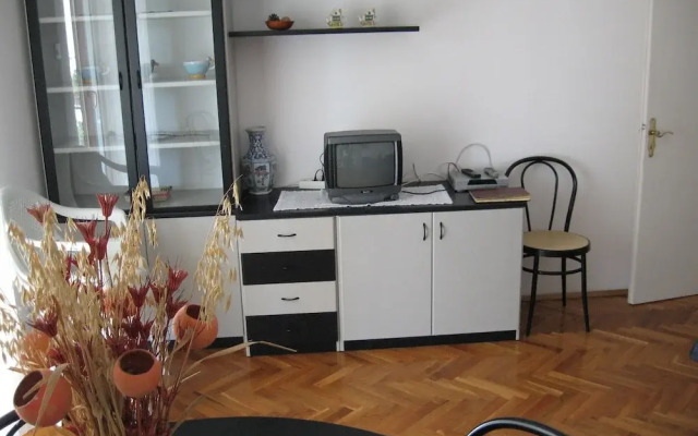 Six Person Apartment With Two Bedrooms Located 200M From Beach In Pjescana Uvala