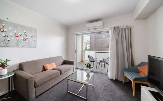 Lakeside 1-bed With A/c, Parking & Balcony