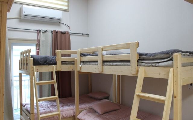 Doomchit Guest House - Hostel