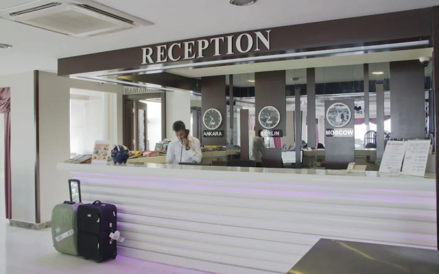 Adella Side Hotel