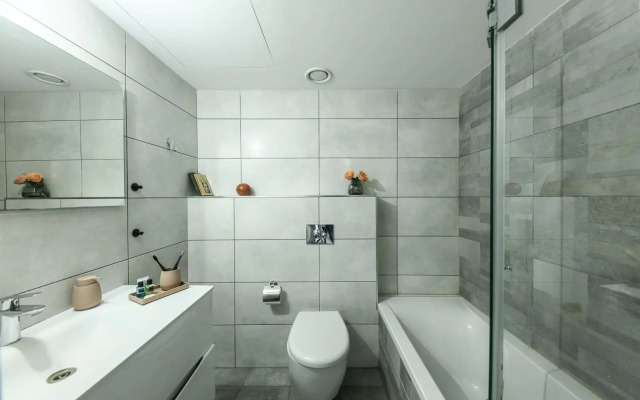 High-rise 3 bedroom Apartment with Balcony