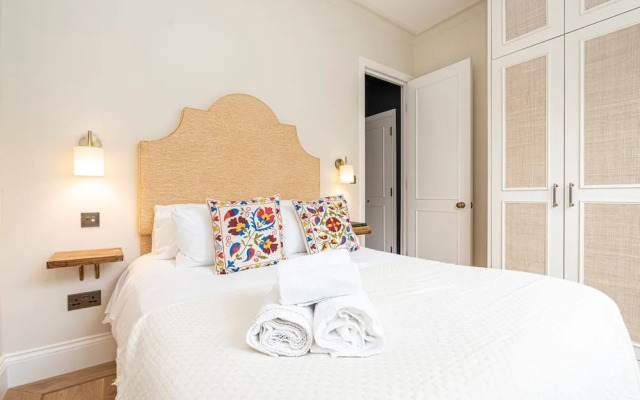 Elegant Flat Near Notting Hill by Underthedoormat