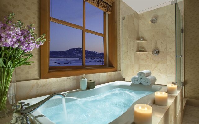 Snake River Lodge - Amenities at Sister Property