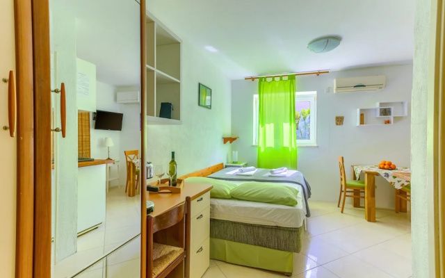 Studio With Shared Garden, 3 min Walk to the Beach