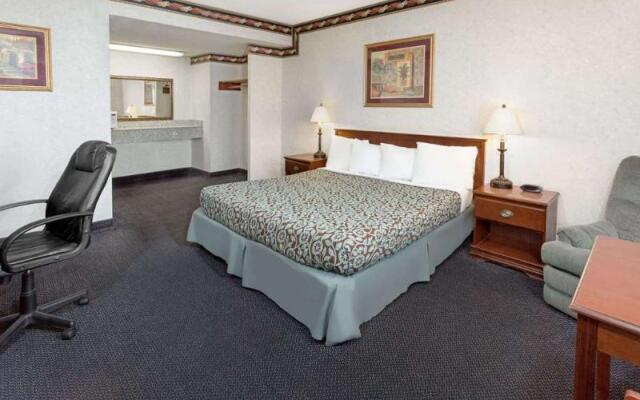 Days Inn By Wyndham Costa Mesa Newport Beach
