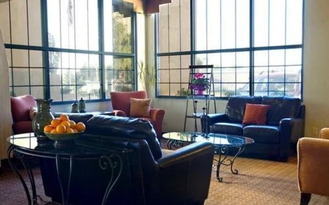 Hilltop House Hotel And Conference