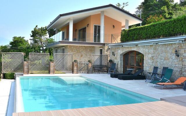 Villa Sybille With Pool And Lake View