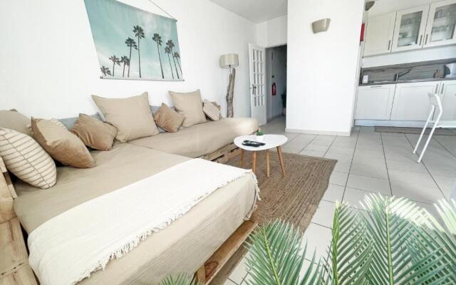 Beachfront Oura - 100m Beach, Seaview, Garage, 300m Strip