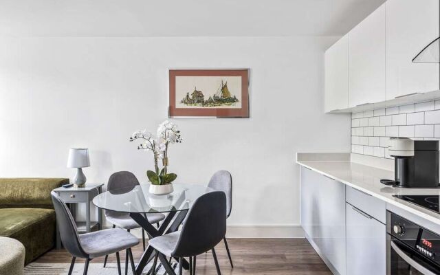 Luxurious 2 Bedroom Apartment With Free Parking