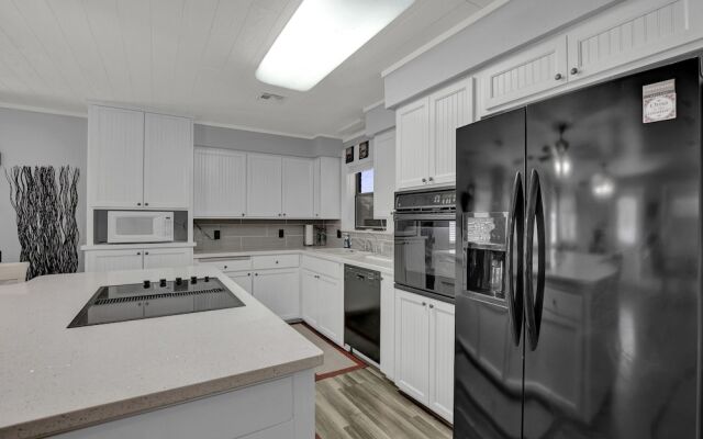 Charming Home With Hot Tub, Sauna & Grill!