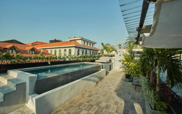AmazINN Places Rooftop and Design Pool IV