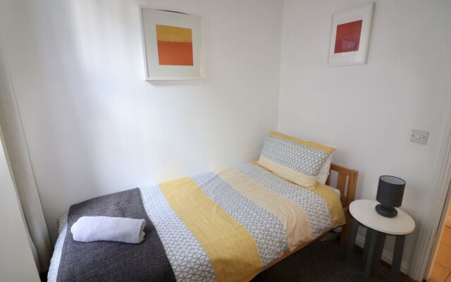 Sleeps 4 only 5 min by taxi