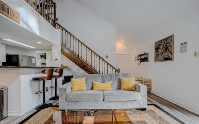 Upscale 1BR Condo in Med Center