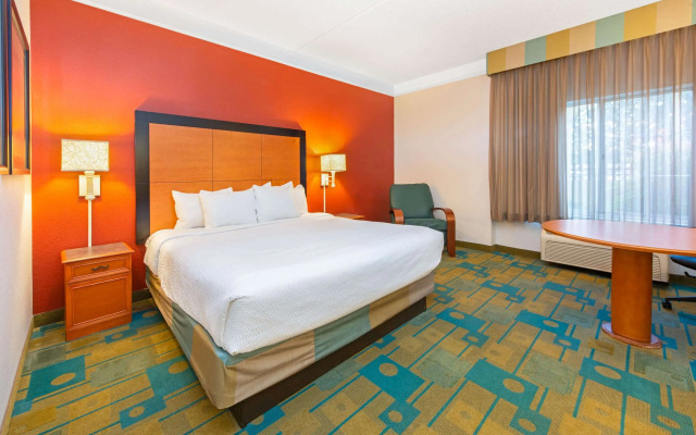 La Quinta Inn & Suites by Wyndham USF (Near Busch Gardens)