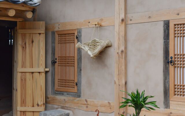 Jukheon Traditional House