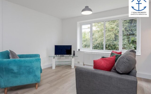 Luxury Two Bedroom by 7 Seas Property Serviced Accommodation Maidenhead with Parking